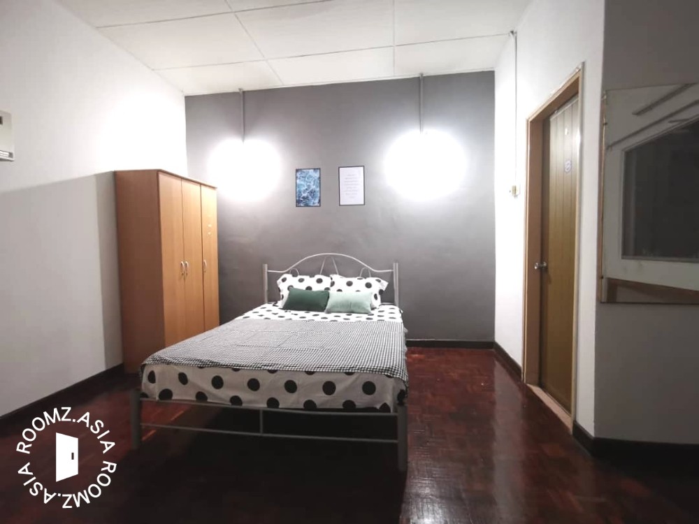 Middle room for rent TTDI PETALING JAYA
