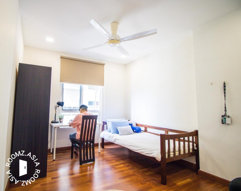 Middle room for rent at Taragon Puteri Yks at KLCC area, near Hamspire Place, Megan Avenue 1 & 2, Intermark !!!