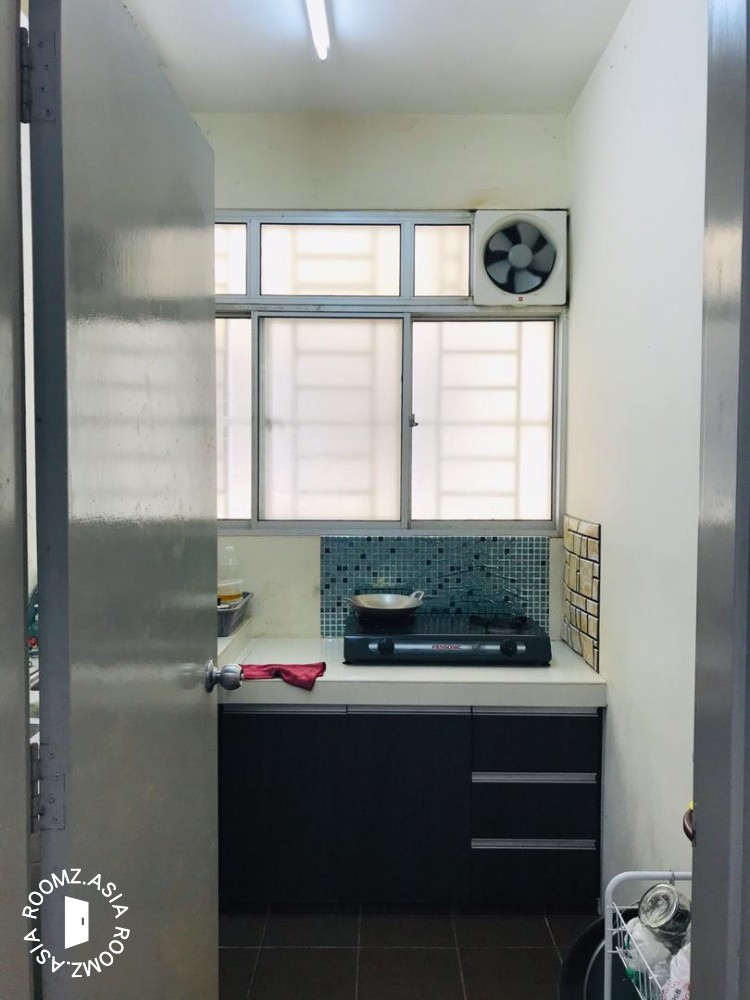 Middle room for rent at PV20 Platinum Lake Condominium prefer 👩female
