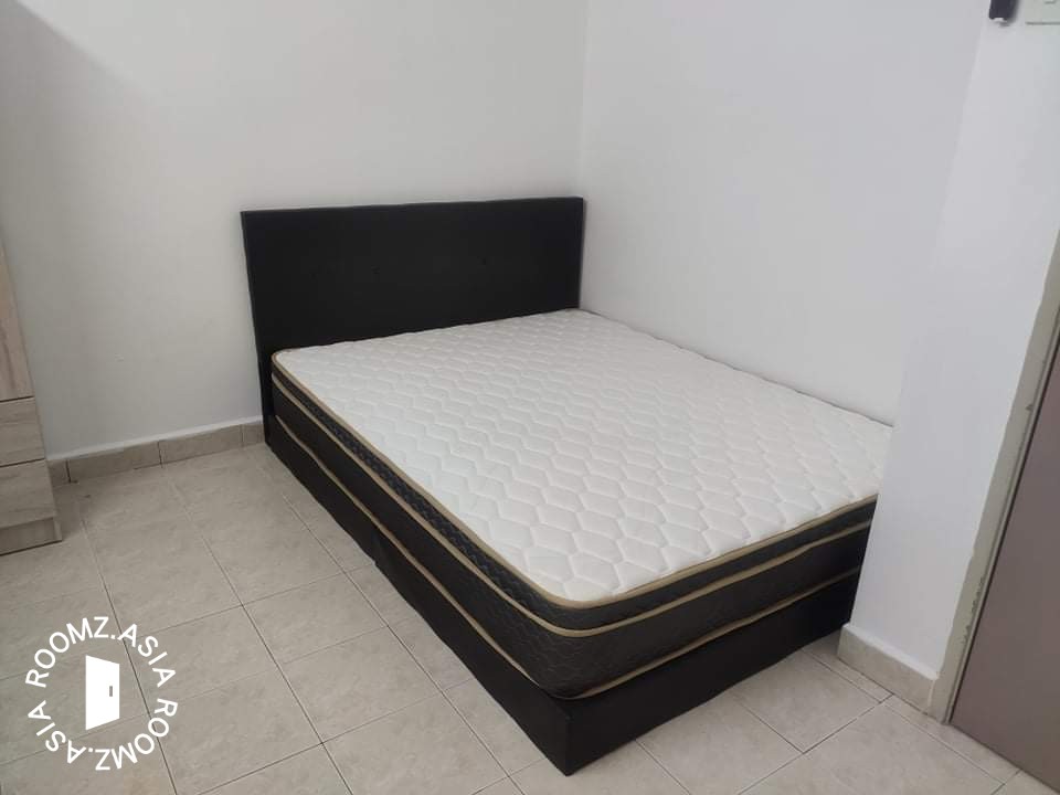 Middle room for rent at D'aman Ria Condo Management Office prefer 👩female