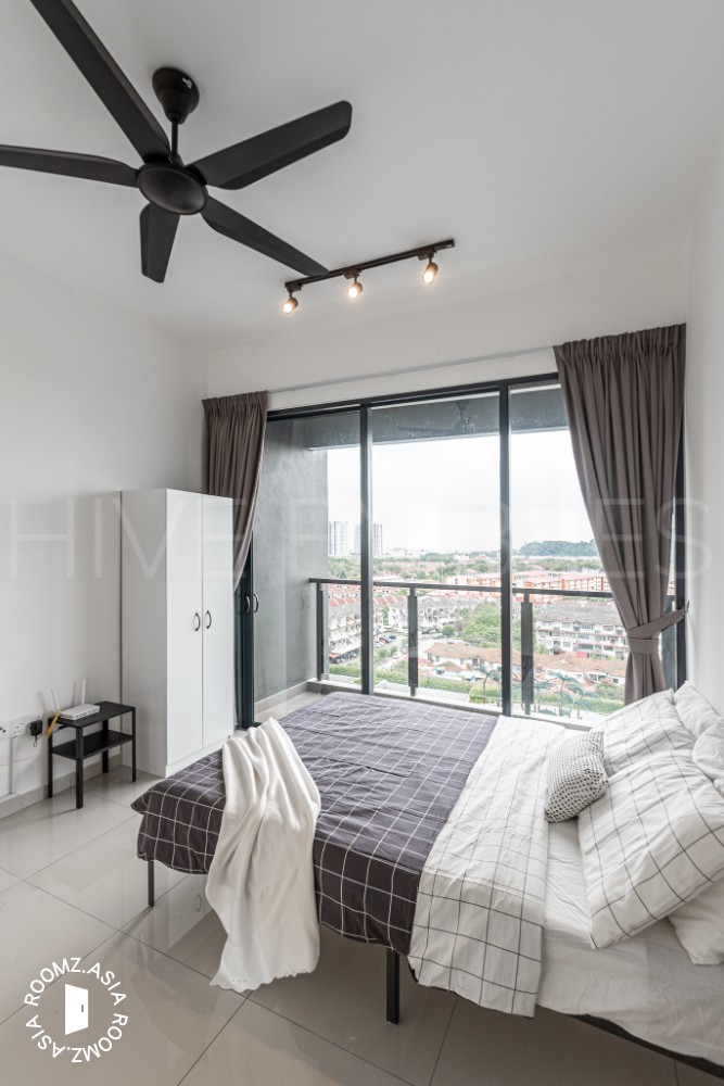 Balcony room queen bed for rent at Golden Triangle 2