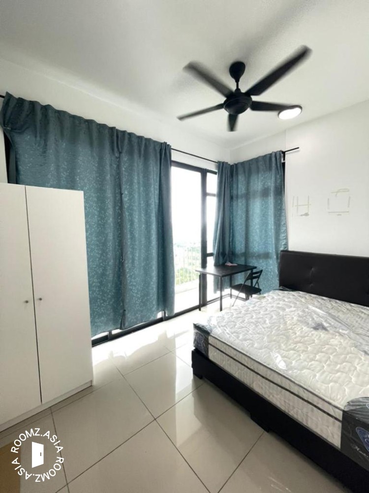 Middle room for rent at Parkhill Residence