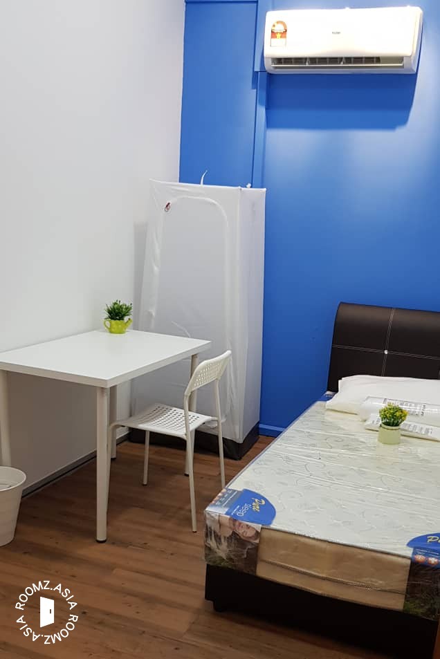 Small Premium Single Room for rent at INSPIRO BOUTIQUE HOSTEL!