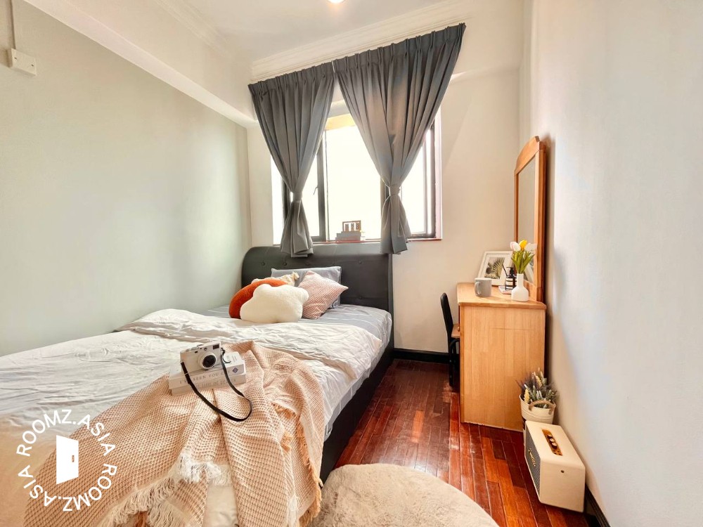 Next to LRT Only Middle room for rent at Bistari Condominium, PWTC