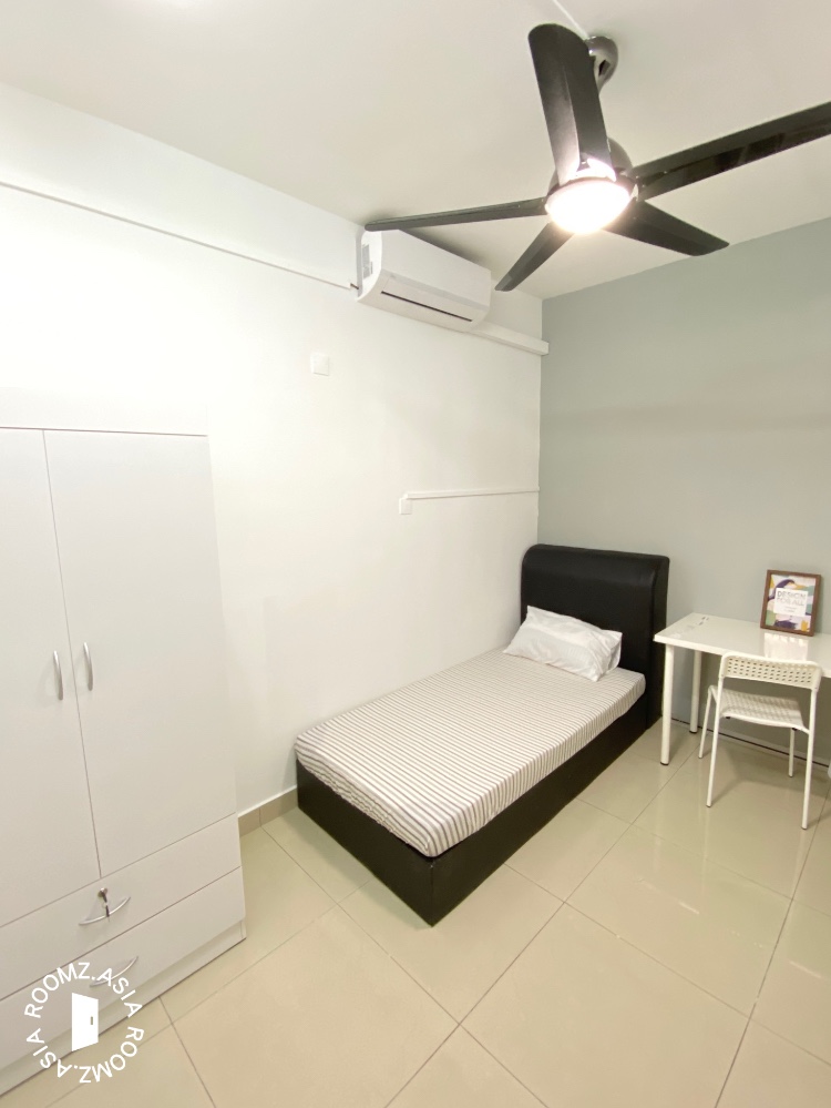 Single room for rent at Kinrara Mas Condominium