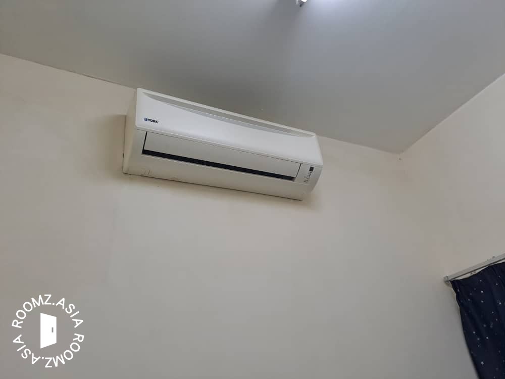 Middle room for rent at prefer 👩female
