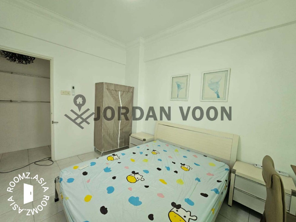Middle room for rent at Gold Coast Resort Condominium Near Queensbay prefer 👩Single Female