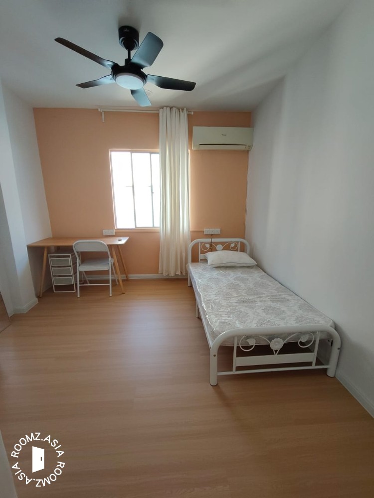 🌟 Cozy Middle Room for Rent at Hijau Ria, Kepong, KL – Preferred for 👩 Female Tenant