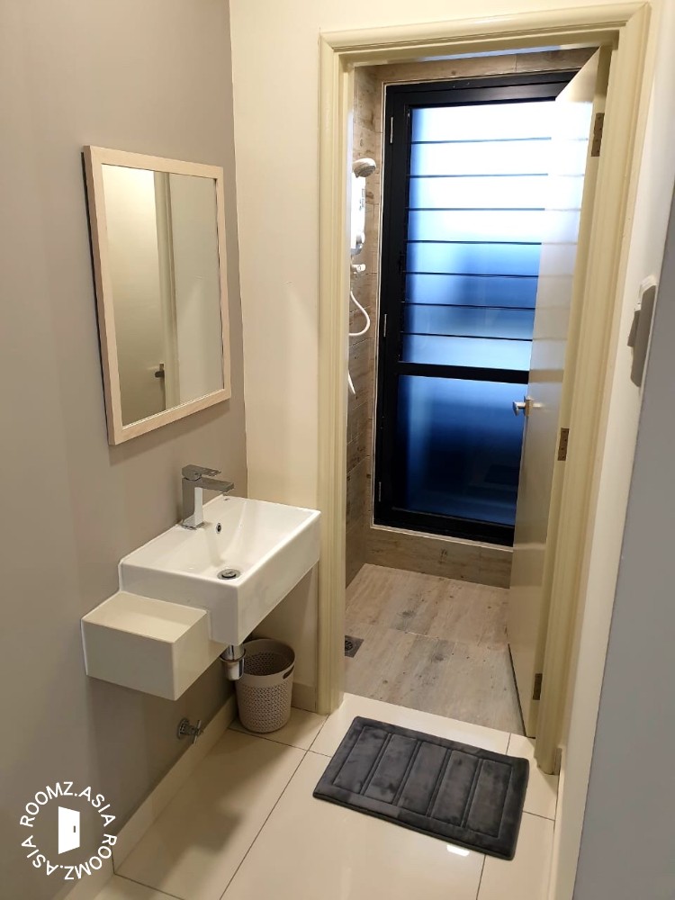 Single room for rent at with private 🛁bathroom
