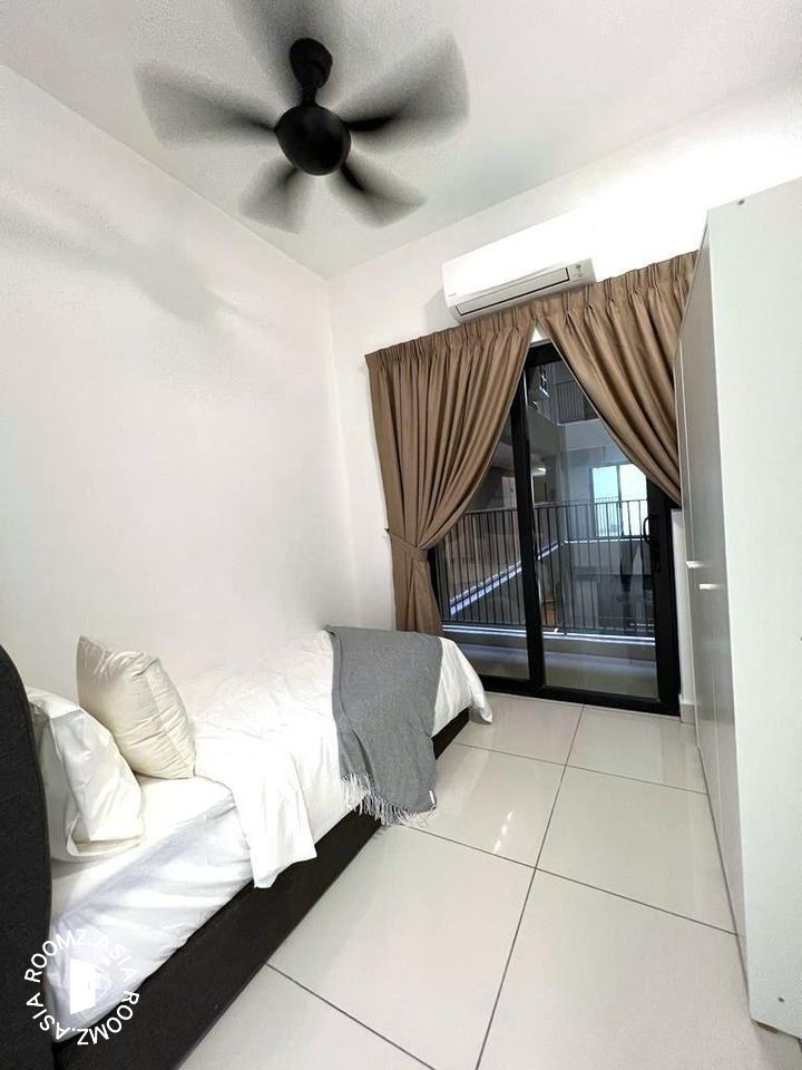 Fully Furnished Middle room for rent at prefer 👩female