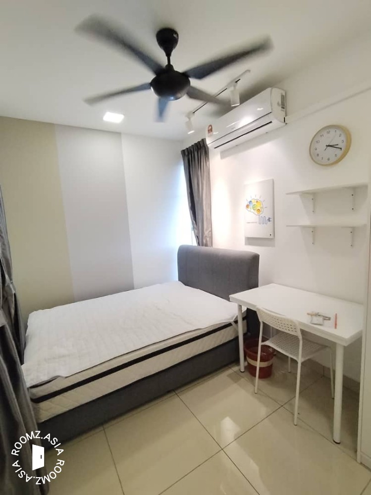 Middle room for rent at AraTre' Residences