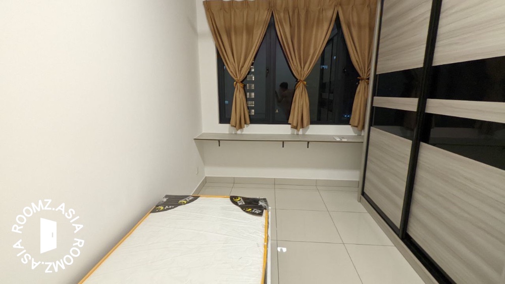Middle room for rent at with private 🛁bathroom