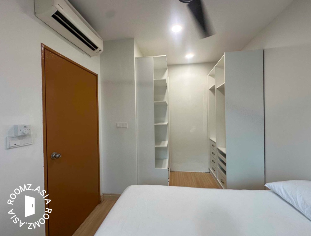 Middle room for rent at with private 🛁bathroom
