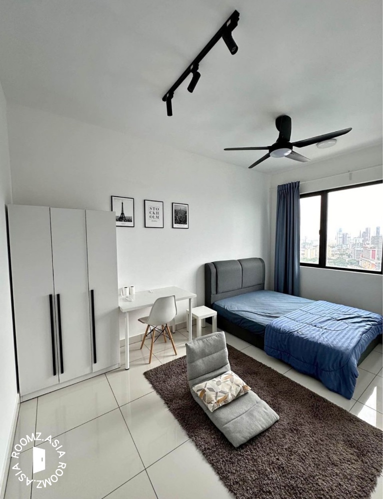 Studio room for rent at Tanjung Puteri Condominium with private 🛁bathroom