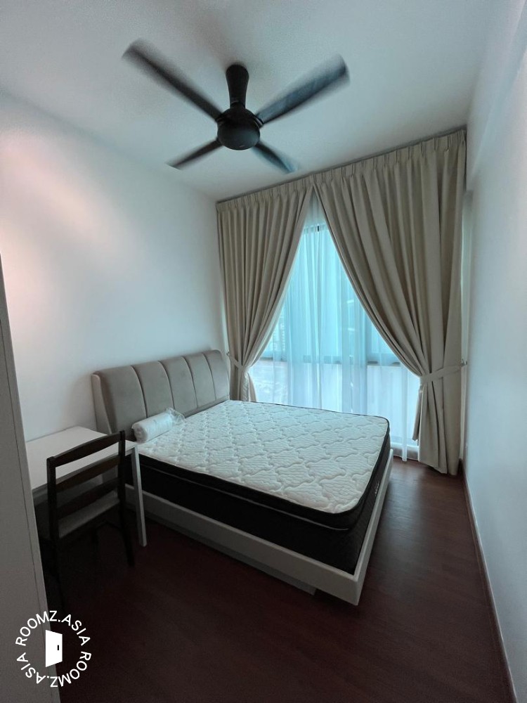 Middle room for rent at greenfield residence bandar sunway petaling jaya
