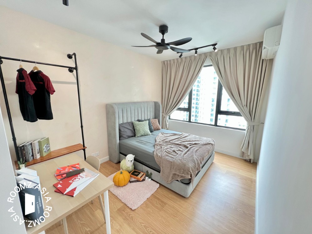 Master room with bathroom at Edumetro USJ. Near Subang Jaya, Shah Alam, Puchong, PJ. Fully furnished with aircond. Above Segi College. Free wifi. Near Mydin USJ 1/Taylor Uni/Sunway Uni/Monarch College