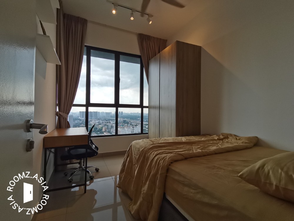 Middle room for rent at Southbank Residence, Old Klang Road