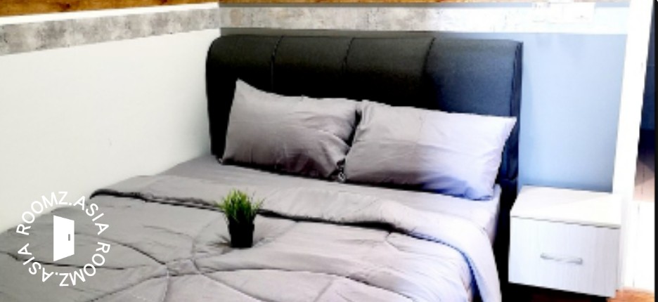 Middle room for rent at