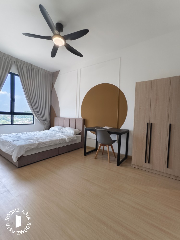 You City 3 Master Room – 🚉 Linked MRT Access + 🏪 Mall Convenience!