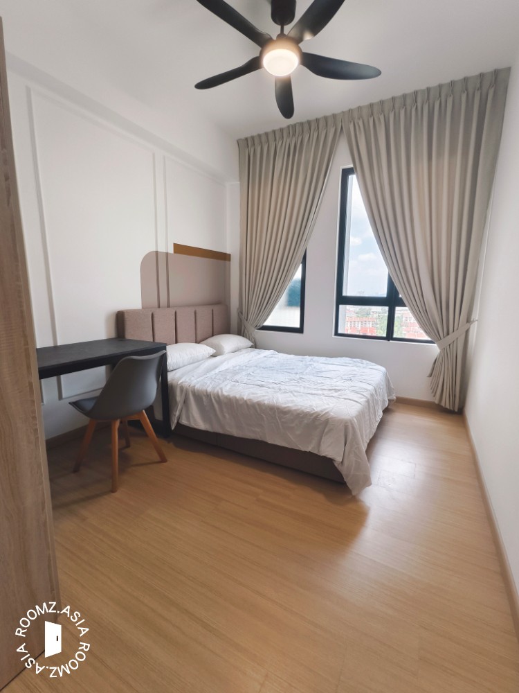 You City 3 Medium Room R2 🚉 Linked MRT Access + 🏪 Mall Convenience!