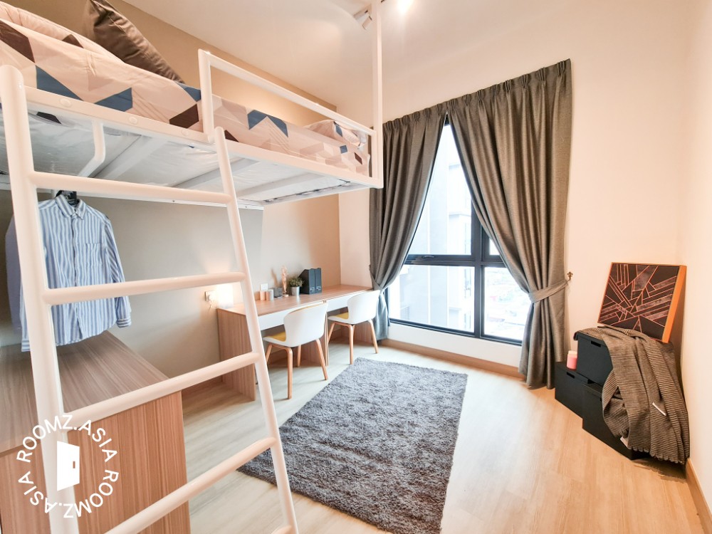 Middle room for rent at
