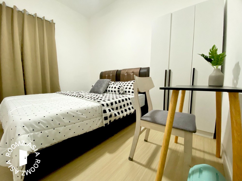 Middle room for rent at prefer 👩female