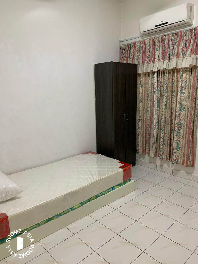 Middle room for rent at with private 🛁bathroom