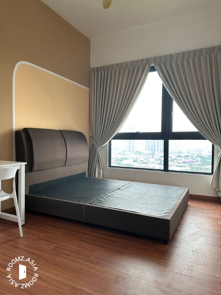 Middle room for rent at Ixora Residence