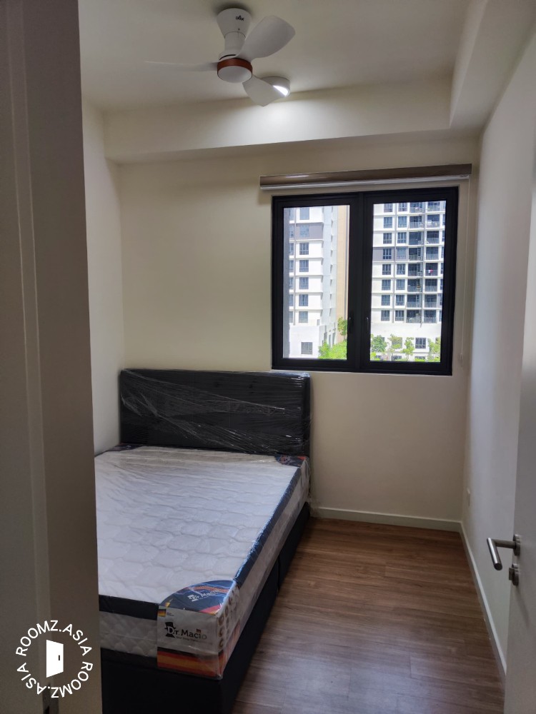 Female Middle Room For Rent (covered Walkway to LRT Sri Rampai)