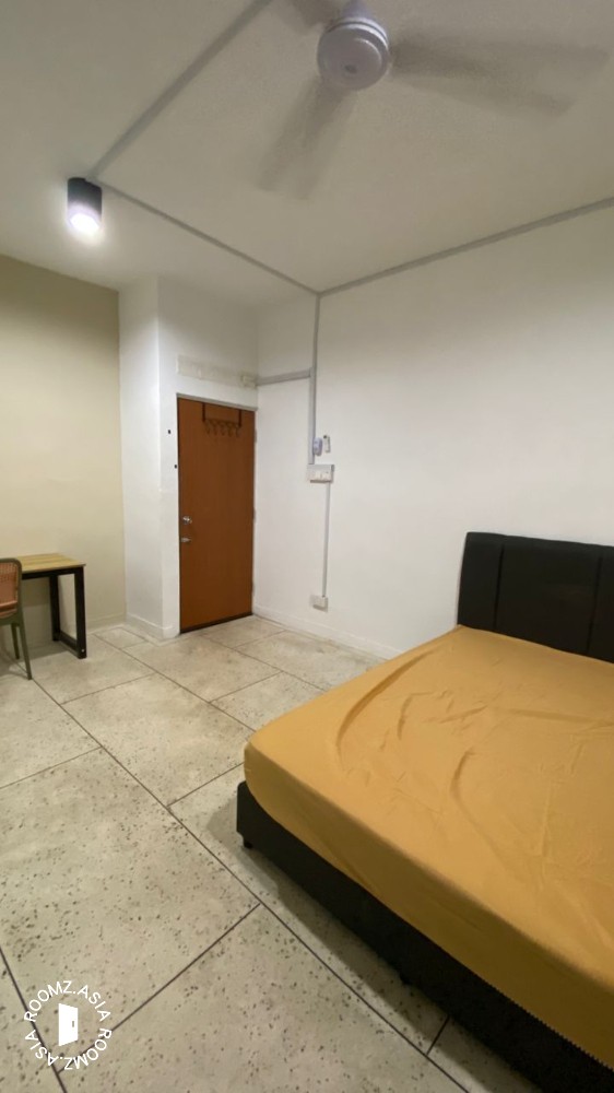 Room Rental at Jim Quee Residence (10 minutes walk to CIQ)