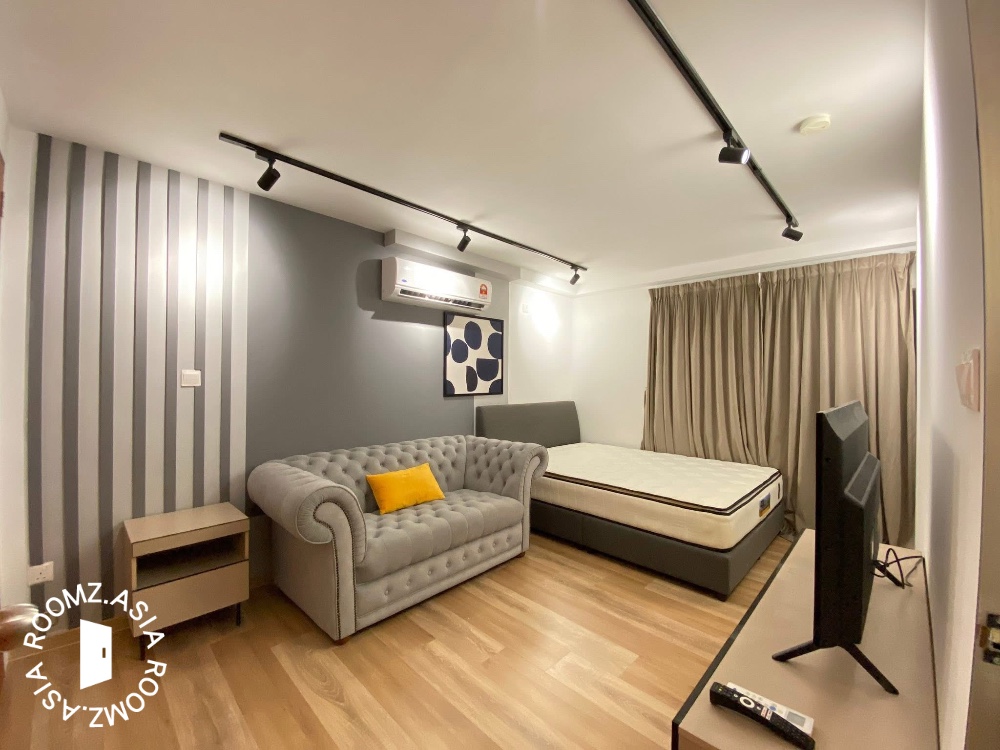 Studio room for rent with private 🛁bathroom