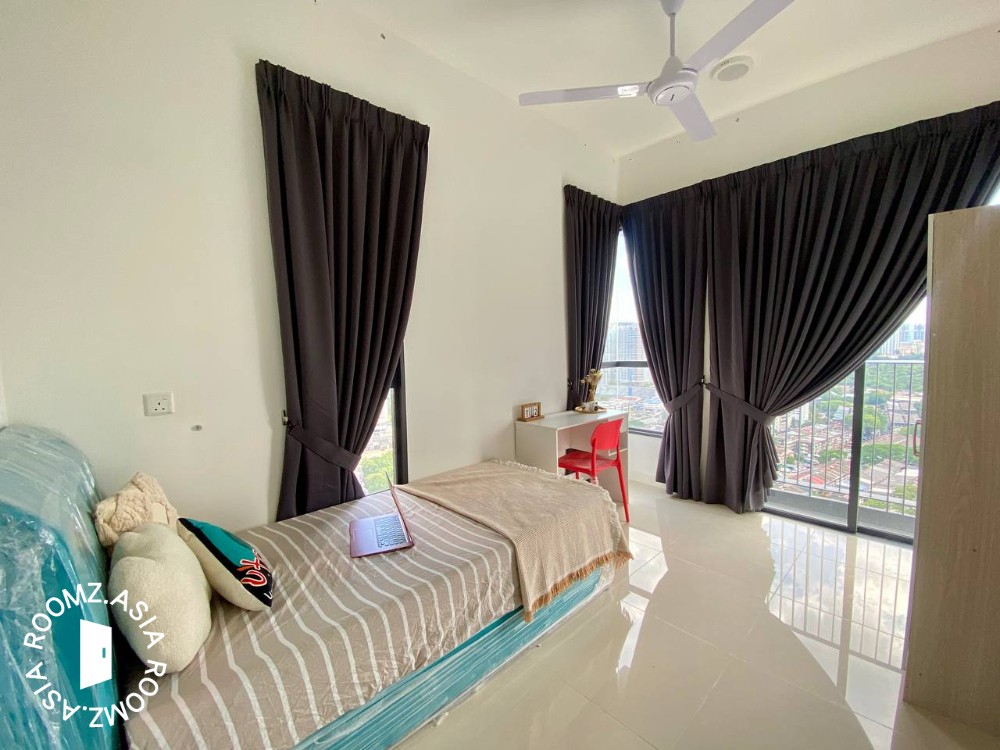 Single Room with Private Balcony – Near Bukit Jalil & Sri Petaling 🚆🌇