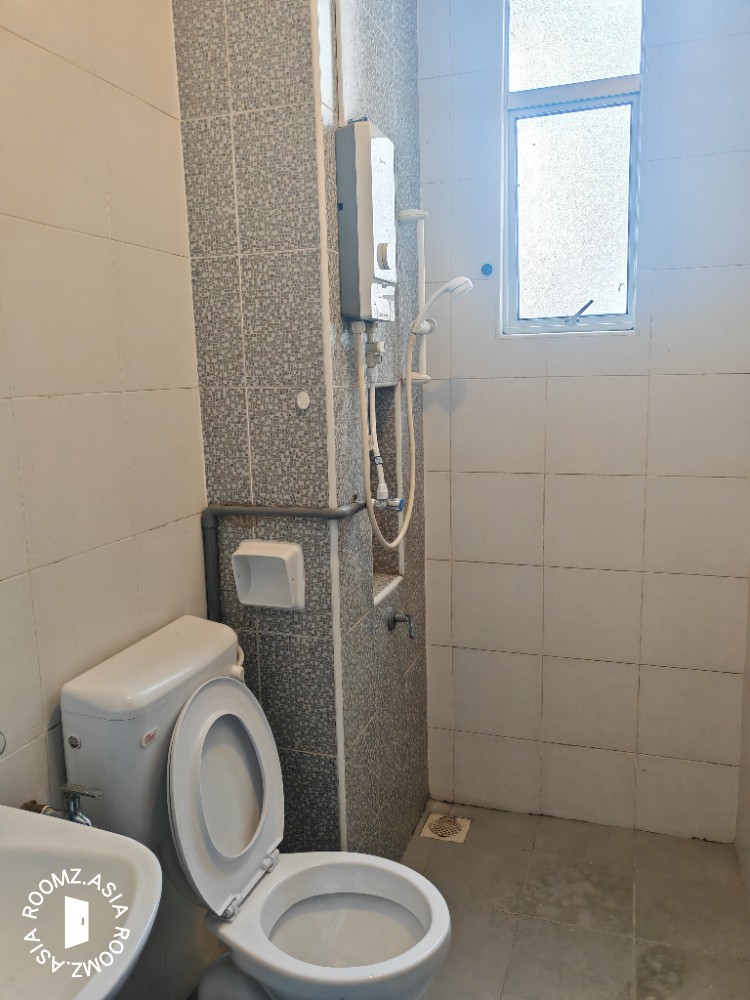 Middle room for rent at Suriamas suite