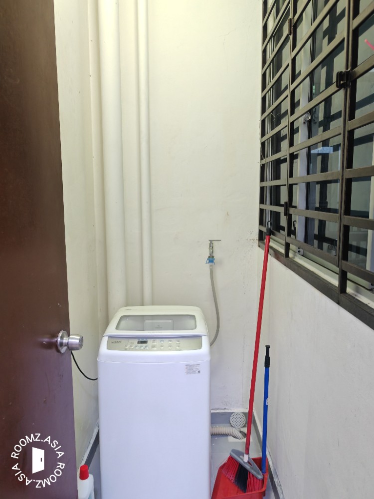 Middle room for rent at Suriamas suite