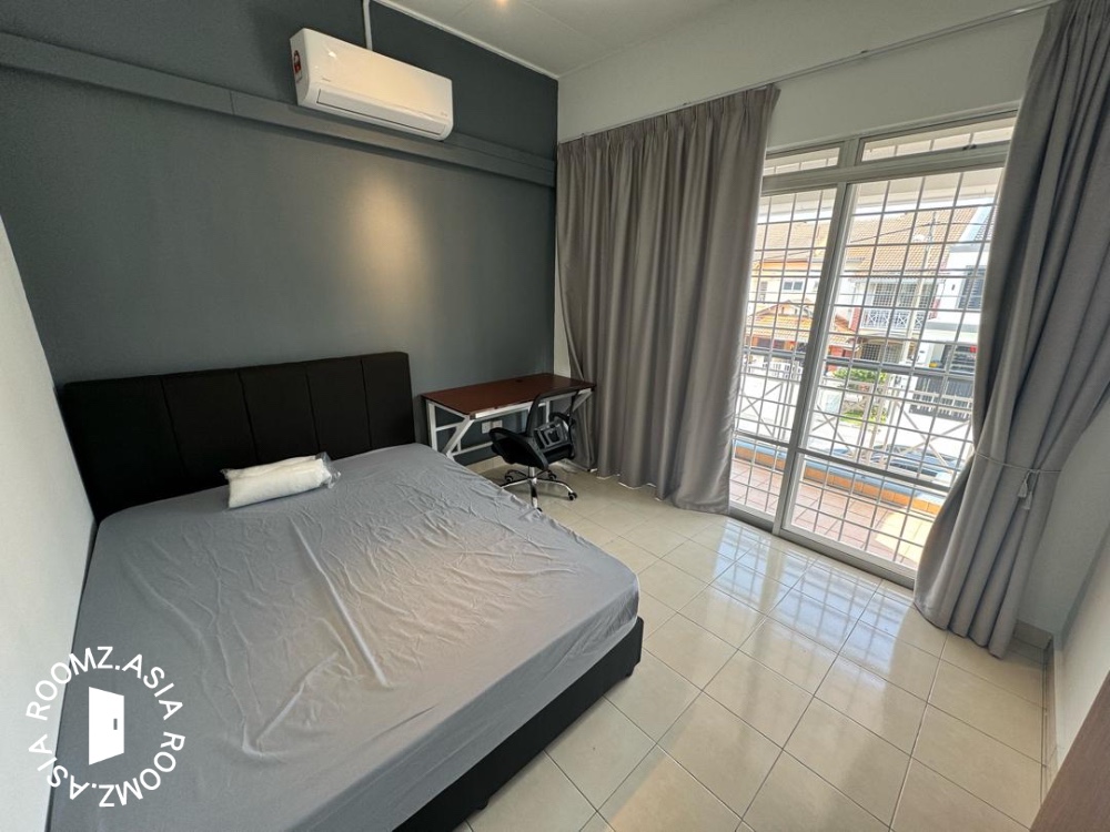 Middle Balcony Room for rent at Bandar Puteri 10