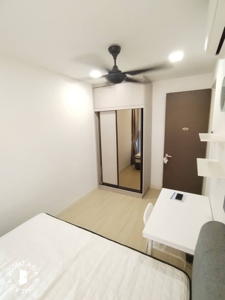 Middle room for rent at H2O Residences