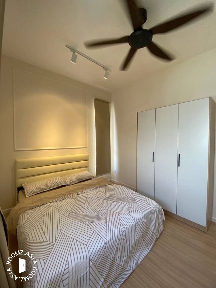 Middle room for rent at