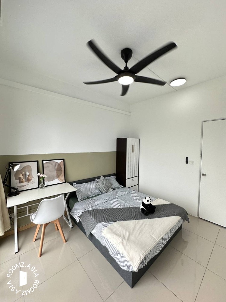 Middle room for rent at