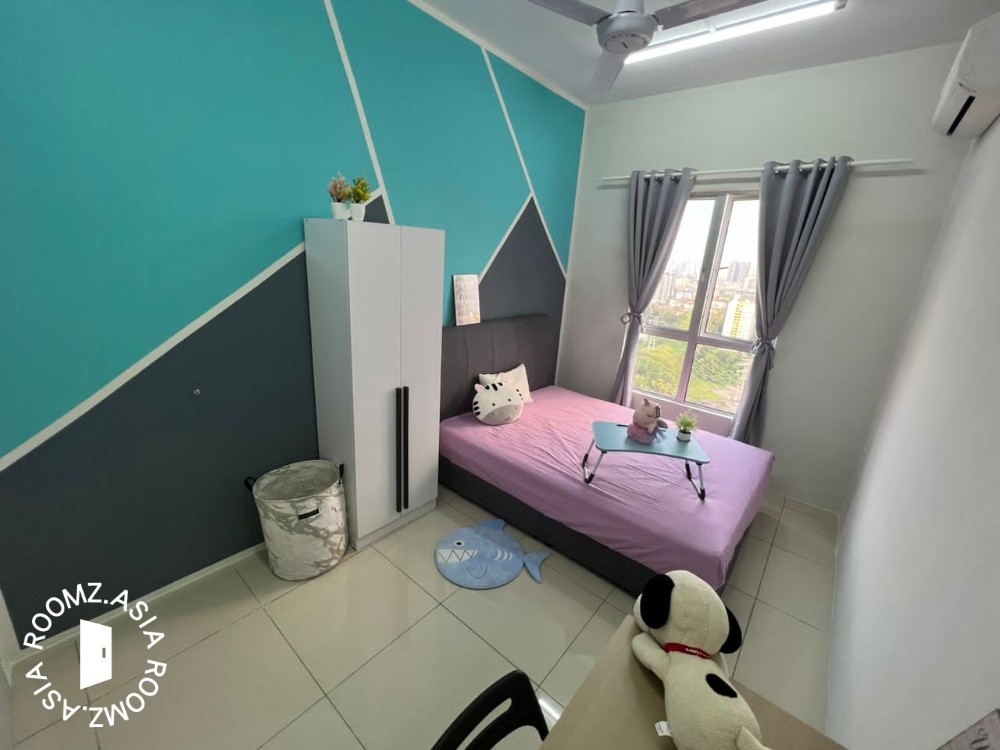 Middle room for rent at