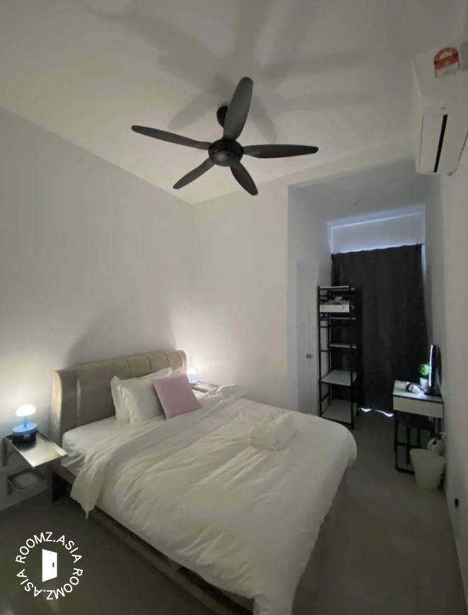 Middle room for rent at with private 🛁bathroom