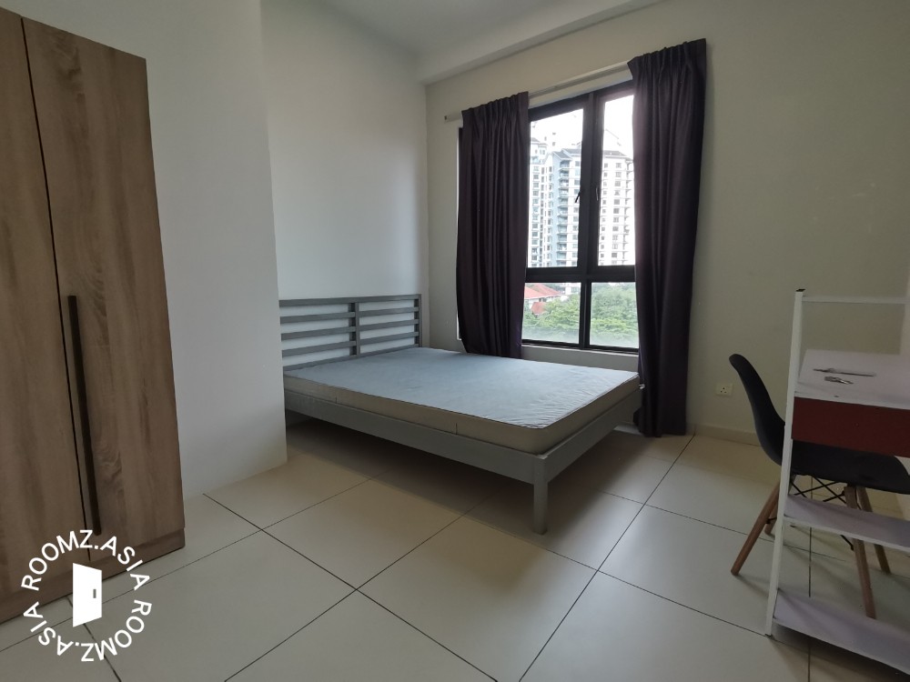 Middle room for rent at Bliss