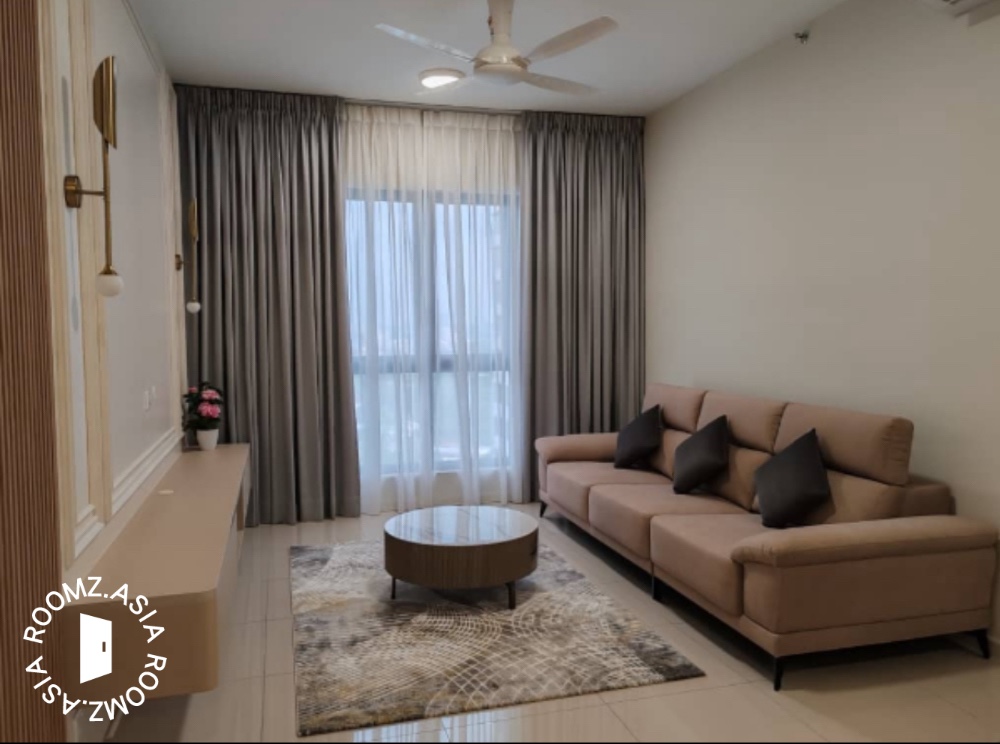One master bedroom with private bathroom in Royal Richmond Gold