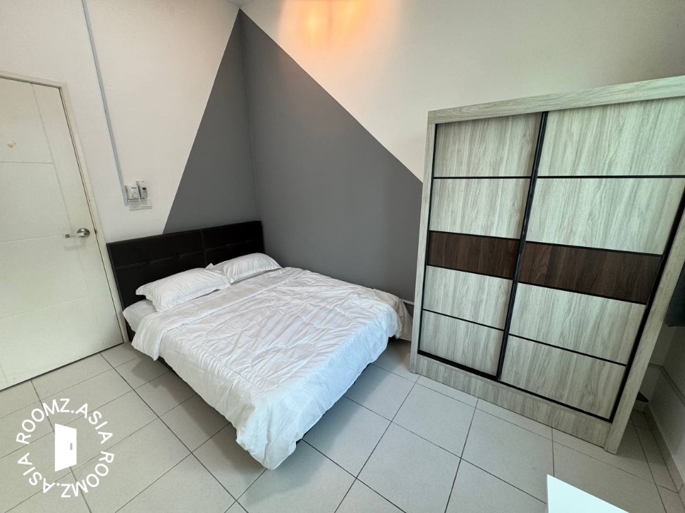 Middle room for rent at One Imperial Residences