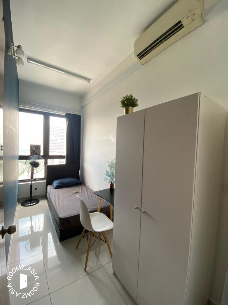 Single room with big window for rent at D'Sara Sentral Condo