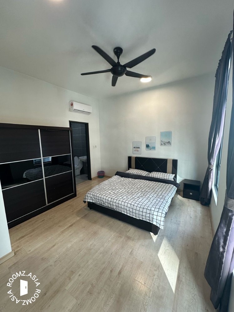 Master room for rent at The Henge Kepong with private 🛁bathroom Short Walk to Bus Stop & MRT Metro Prima