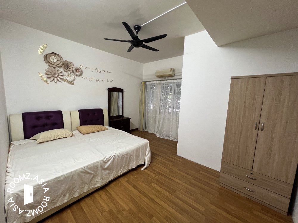 Kajang Master room for rent at with private 🛁bathroom prefer 👩female