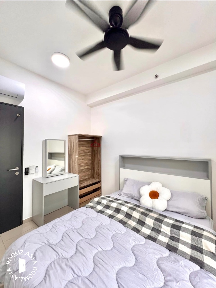 Fully furnished studio with private bathroom at Minshuku Home Stay Royal Strand @ Country Garden Danga Bay