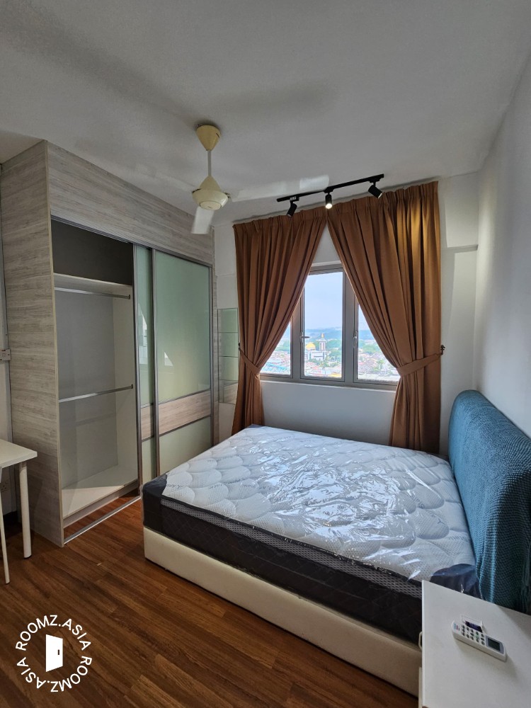 Middle room for rent at Park One South