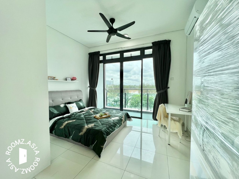 Middle room for rent @ JB town