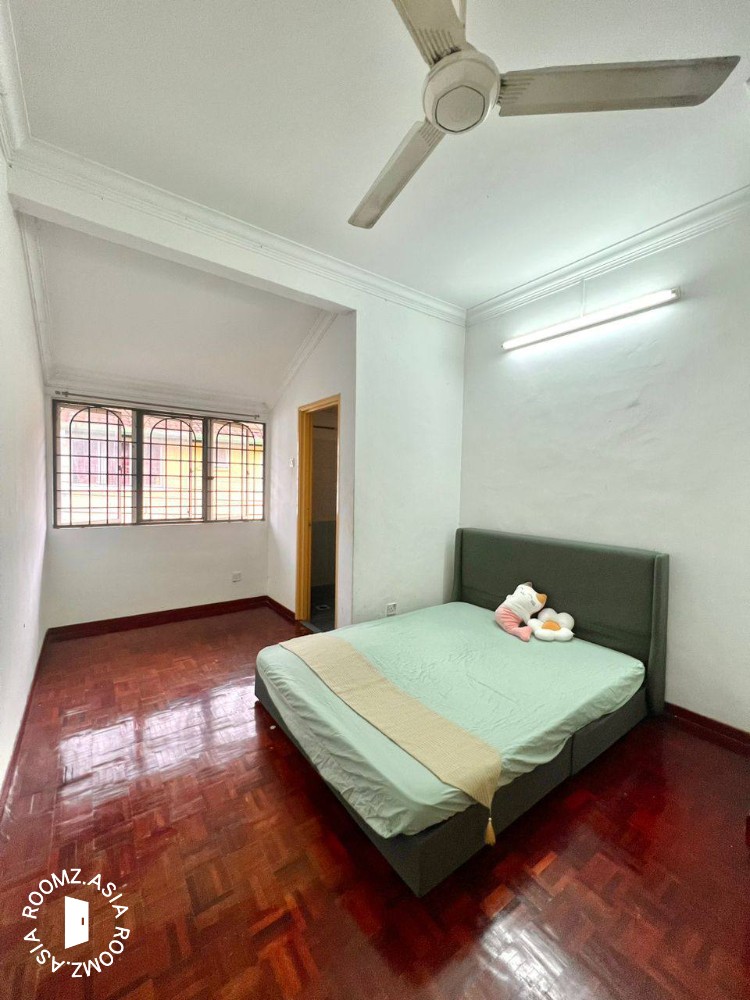 3Min to Aeon Seri Kembangan!!! Middle room for rent at Bandar Putra Permai near Giant,Equine Park,IOI City Mall,Hospital Serdang,Kajang,Restaurant,Bank